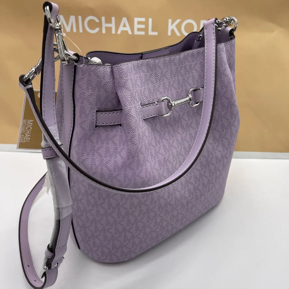 MICHAEL KORS Carson Md Logo Convertible Bucket Crossbody Shoulder
Lt Quartz
NWT - Picture 8 of 16
